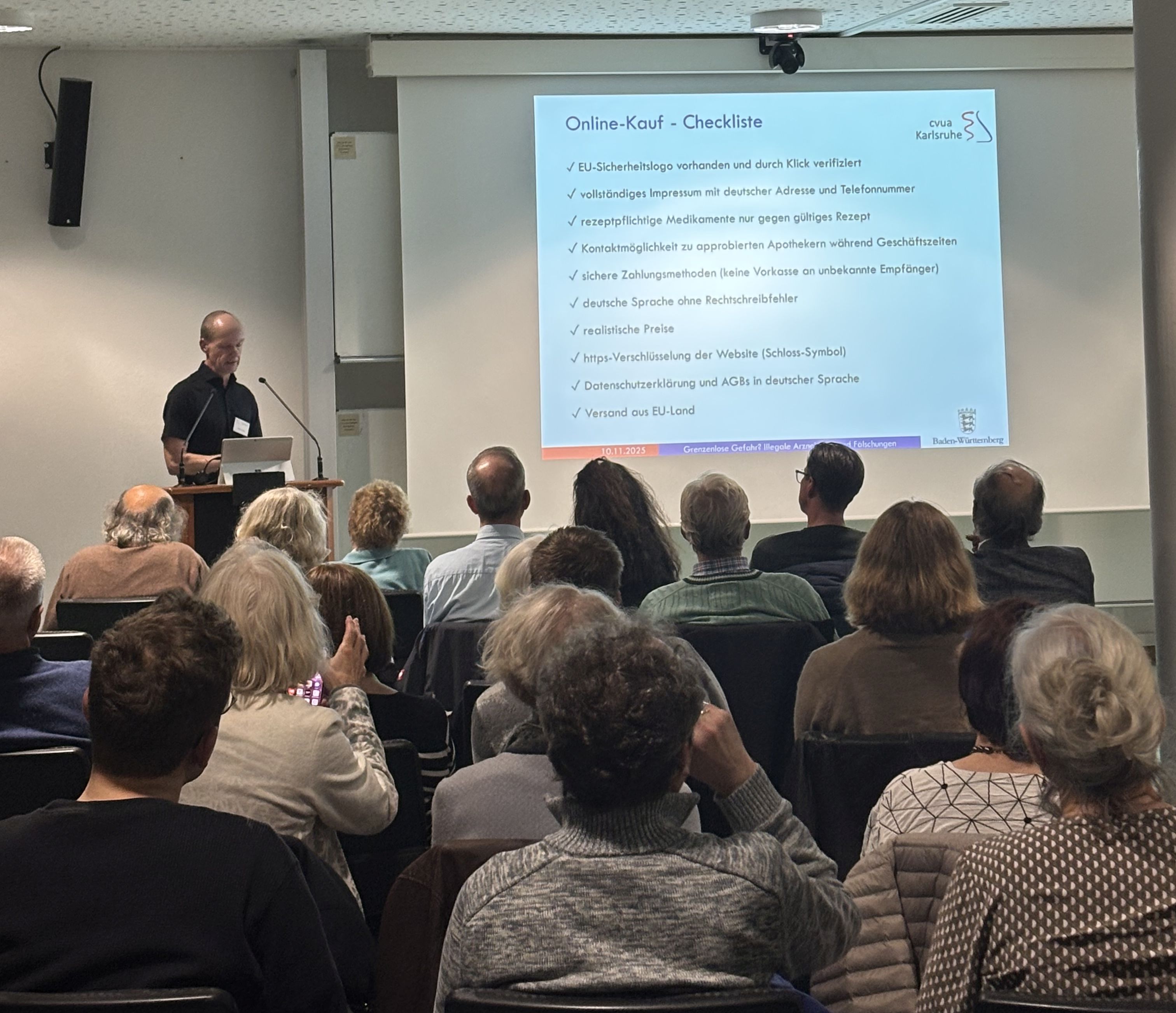 Oliver el-Atma stellte beim Vortrag u. a. eine Checkliste für den sicheren Online-Kauf von Arzneimitteln vor.